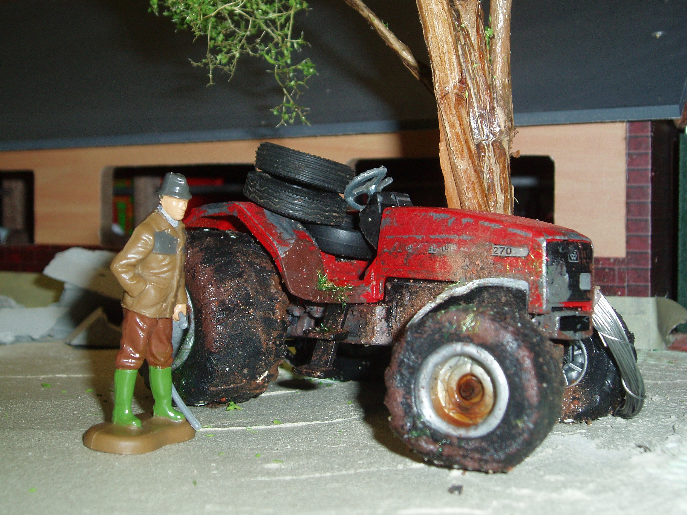der Bauer trauert beim Spaziergang um seinen alten Fergy